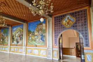 Minuni ale Icoanei Maicii Domnului de la Mega Spileo zugrăvite în interiorul mănăstirii