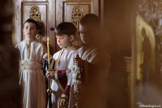 copii în altar