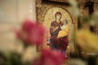 Maica Domnului cu pruncul în brațe - icoană din Biserica Sfântul Nectarie Iași