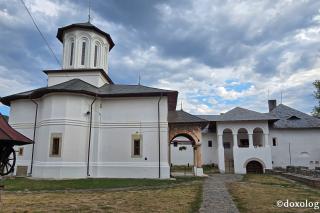 Biserica „Sfinții Apostoli Petru și Pavel”