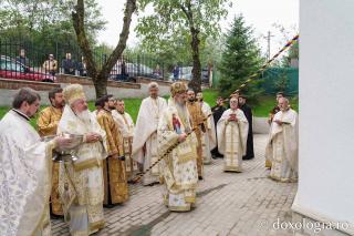 Doi ierarhi au sfințit biserica Parohiei „Sfântul Ierarh Nicolae” din Ciulinești - Probota