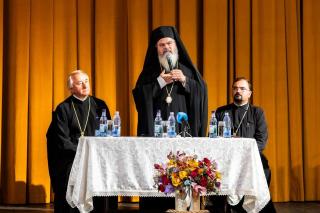 PS Ignatie, Episcopul Hușilor, alături de pr. Stelian Tofană