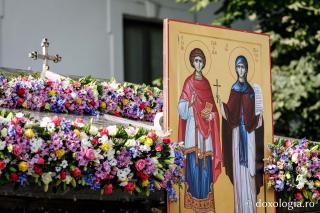 Împodobirea cu flori a baldachinului Sfintei Cuvioasei Parascheva