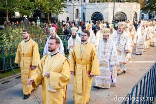 Ce ierarhi slujesc la Sfânta Liturghie din ziua de 14 octombrie?