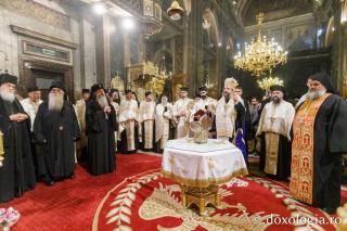 (Video) Moaștele Sfântului Pantelimon, așezate alături de Sfânta Parascheva