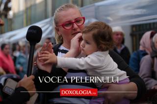 (Video) Ce-i motivează pe credincioși să stea la rândul Sfintei Parascheva