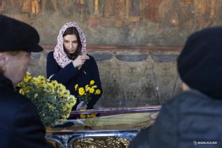 Pelerini pe Colina Bucuriei, rugători înaintea raclei Sfântului Dimitrie Basarabov