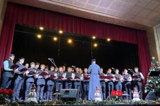 Corurile Seminarului Teologic „Veniamin Costachi” au colindat la Târgu Neamț și Fălticeni