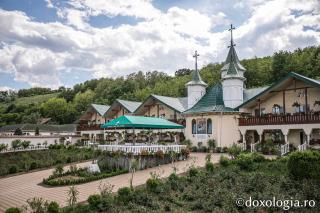 (Foto) Pași de pelerin la Mănăstirea Moreni, Vaslui