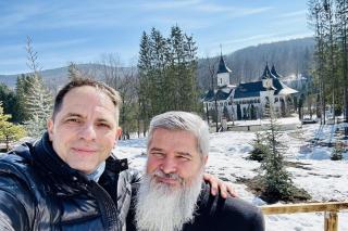 Dan Negru alături de Părintele Vasile Ioana