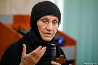 (Video) Maica Siluana: Despre grabă și împrăștiere. Unde ne grăbim? Despre gânduri. De unde ne vin gândurile?