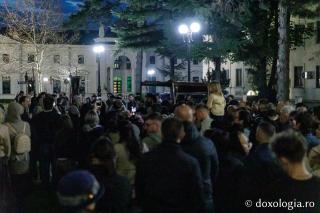 Credincioșii ieșeni, în rugăciune la slujba Prohodului Domnului