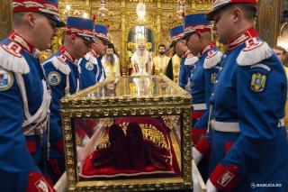 Moaștele întregi ale Sfintei Împărătese Elena au fost întâmpinate la Catedrala Patriarhală