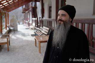 Corporatist în slujba pelerinilor: Părintele Melchisedec, arhondarul Sihăstriei și... contabilul liniștii