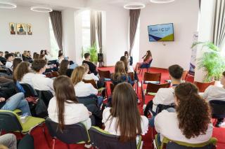 Dialog și inspirație la Superkids: Patricia Brohanschi și Alex Dima, invitații unei întâlniri de suflet cu tinerii