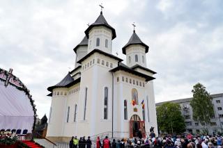 (Video) Biserica „Sfânta Vineri” din Pașcani a fost târnosită de 3 ierarhi