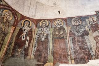 Clipe de răgaz în fața frescelor din biserica Mănăstirii „Sfântul Antonie cel Mare” din Egipt