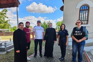 Polițiștii și reprezentanții Agenției Împotriva Traficului de Persoane din Iași, alături de copiii din taberele de vară