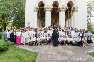 Peste 100 de pelerini au pornit pe jos spre Ceahlău și Sihla, pe urmele sfinților nemțeni