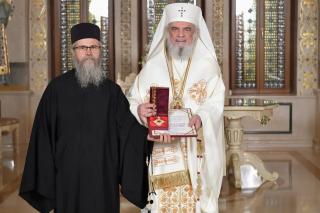 Arhim. Clement Haralam, Mare Eclesiarh al Catedralei Patriarhale, distins cu Crucea Patriarhală