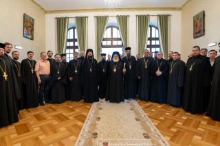 Întâlnire la Roman între Episcopul-vicar ales și membrii administrației eparhiale, prezidată de IPS Ioachim, Arhiepiscopul Romanului și Bacăului