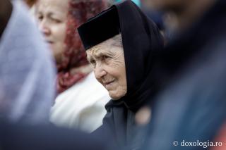 (Foto) Pelerini uniți în rugăciune, acasă la Sfinții Cuvioși Paisie și Cleopa de la Sihăstria