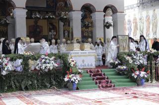20.000 de oameni s-au rugat Cuvioșilor Paisie și Cleopa, la Proclamarea locală a sfinților Sihăstriei: „Iubirea lui Dumnezeu le-a inundat întreaga fiinţă!”