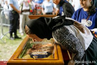 Închinare la racla cu moaștele Sfântului Cuvios Serafim cel Răbdător de la Sâmbăta de Sus