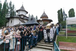 Procesiunea așezării moaștelor Sfinților Cuvioși Cleopa și Paisie în biserica Mănăstirii Sihăstria