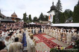 Soborul de ierarhi care oficiază Sfânta Liturghie la Mănăstirea Sihăstria cu ocazia proclamării locale a canonizării Sfinților Cuvioși Cleopa și Paisie de la Sihăstria
