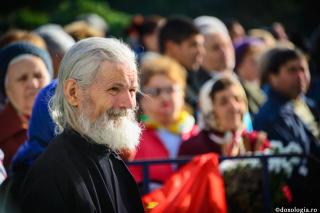 Decalogul vârstnicului – scrisoare așezată pe inimă, ca o mână pe umăr,  pe drumu' de-ntors către Casă