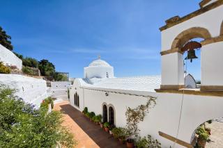 Biserica „Panaghia Diasozousa” din Patmos – locașul ce deține o frumoasă icoană făcătoare de minuni a Maicii Domnului