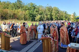 Bucurie duhovnicească la hramul Mănăstirii „Înălțarea Sfintei Cruci” – Lebăda