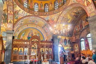 Clipe de răgaz în fața frescelor din biserica principală a Mănăstirii Sfântului Cuvios Sava cel Nou din Kalymnos