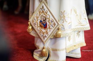 Ce cântări se cântă la îmbrăcarea arhiereului la începutul Sfintei Liturghii?