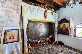 Pași de pelerin la Mănăstirea „Panaghia Tsambika” din Rodos, mănăstirea cea veche sau „Tsambika de sus”