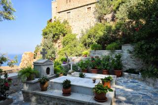 Clipe de tihnă la mormântul Sfântului Amfilohie Makris din Patmos