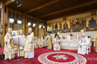 Citirea Tomosului aniversar în care este menționată autocefalia Bisericii Ortodoxe Române și ridicarea la rang de patriarhie