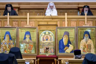 Raclele pentru moaștele Sfinților Petroniu Prodromitul și Dionisie de la Colciu, dăruite de Patriarhia Română