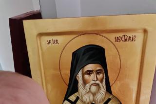 bebelus cu icoana Sfantului Nectarie