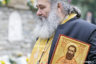 De la fotografia evitată la icoana strânsă la piept – cum am ajuns să-l cunosc pe Sfântul Arsenie de la Prislop
