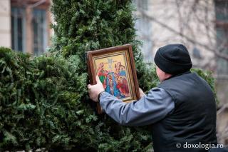 (Foto) Veșmânt din cetină și crizanteme: Cum a fost împodobită Crucea de Bobotează la Catedrala Mitropolitană din Iași