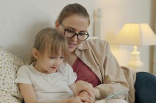 Mamă citind împreună cu copilul - importanța lecturii în copilărie