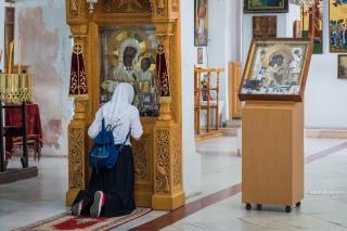 închinare la icoana Maicii Domnului în biserica din Ghetsimani