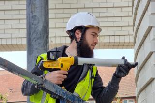 Preotul de pe șantier: Povestea părintelui Nicolae, care zidește suflete în pauza de masă