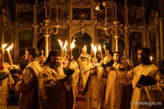 O mare de Lumină, o bucurie imensă, un singur glas: „Hristos a înviat!”| Praznicul Învierii Domnului, la Iași