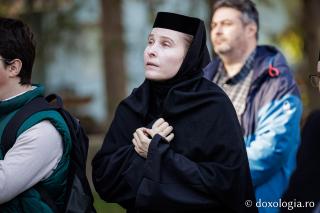 (Foto) Rugăciune și bucurie – pelerini uniți sub ocrotirea Sfintei Cuvioase Mavra de pe Ceahlău