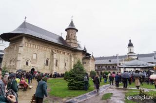 Hramul Mănăstirii Neamț a adunat numeroși pelerini din întreaga țară