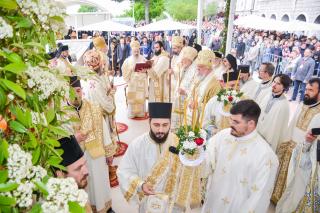 Înaltpreasfințitul Părinte Teofan a slujit la hramul Mănăstirii Ostrog din Muntenegru