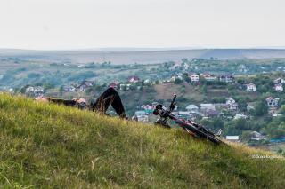 omul si bicicleta lui - odihna in natura